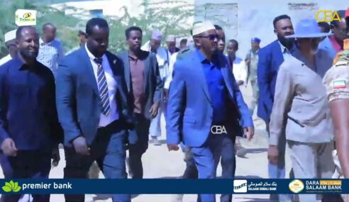 Wasiirka Dowladaha Hoose iyo Badhasaabka gobolka ayaa kormeeray mashaariic ka socda Arabsiyo, qaarna dhagax dhigay.