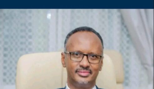 Wasiirkii Warfaafinta SL oo iscasilay iyo siyaasiyiin ku eedeeyey X.KAAH.