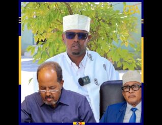 “Xasan Sheekhoow tani waa tii aad ku dhimanaysay. Madaxweyne Cabdiraxmaan Cirro ayaan ka … “…