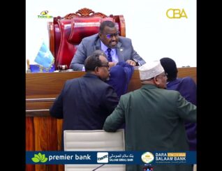 Xildhibaano isku dhex feedhey Golaha Shacabka Baarlamaanka Soomaaliya