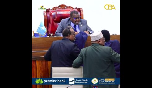 Xildhibaano isku dhex feedhey Golaha Shacabka Baarlamaanka Soomaaliya