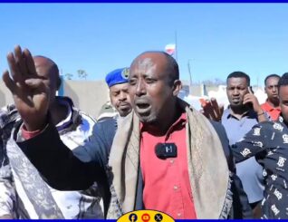 Ganacsatadii qaadka oo ka cabanaya cashuurta dawladda ayaa la hadlay warbaahinta