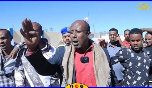 Ganacsatadii qaadka oo ka cabanaya cashuurta dawladda ayaa la hadlay warbaahinta