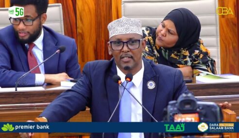 “Taliyihii Dekedda Muqdisho ayaa shalay is casilay markii lagu qasbay inuu siidaayo 3 Koonteenar oo Maandooriye ah”Xildhibaan Daahir Amiin Jeesow BJFS