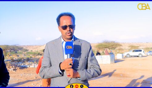 Wasiir hore Cabdixakiin Bustaale ayaa tacsi u diray qoyska ay ka baxeen shantii qof gurigu ku gubtay