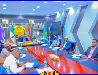 Wasiirka Arrimaha Guddaha iyo Amniga JSL 𝐌𝐮𝐝𝐚𝐧𝐞 𝐂𝐚𝐛𝐝𝐚𝐥𝐞 𝐌𝐚𝐱𝐚𝐦𝐞𝐝 𝐂𝐚𝐫𝐚𝐛 ayaa guddoomiyey shirka Amniga