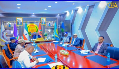 Wasiirka Arrimaha Guddaha iyo Amniga JSL 𝐌𝐮𝐝𝐚𝐧𝐞 𝐂𝐚𝐛𝐝𝐚𝐥𝐞 𝐌𝐚𝐱𝐚𝐦𝐞𝐝 𝐂𝐚𝐫𝐚𝐛 ayaa guddoomiyey shirka Amniga