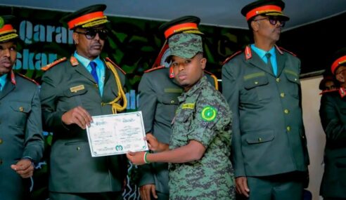 Abaanduulaha Labaad ee Ciidanka Qaranka JSL oo Soo Xidhay Tababar Saraakiil Lagu Carbiyey Kuliyadda Saraakiisha ee Cabdilaahi Askar