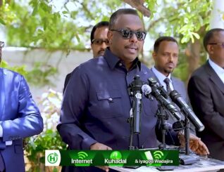 “Sidadban iyo si toos ah hadaa ula shaqeyso Khawaarijta waan kuu digeynaa, hadii aad dhaqaale siisana waxaa jira sharciyo adag oo lagu marsii doono,” Wasiirka Cadaaladda iyo Arrimaha Dastuurka Mudane Xasan Macalin.