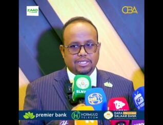 Wasiirka Wasaarada ganacsiga iyo maareeyaha  haamaha kaydka shidaalka oo qabtay kulan warbaahineed ku saabsan xaaladada kasoo cusboonaaday bariga dhexe.