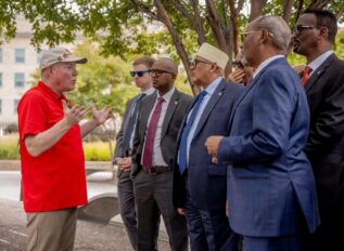 Madaxweyne Cirro oo Booqday Xuska 9/11 ee Pentagon-ka, Xusuustana Muujiyey Dhibbanayaashii Weerarka