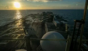 Iran oo gantaal ku dhufatay markab marayay Hormuz, 8 askari oo Maraykan ah oo dhaawacmay