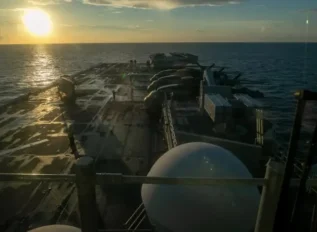 Iran oo gantaal ku dhufatay markab marayay Hormuz, 8 askari oo Maraykan ah oo dhaawacmay
