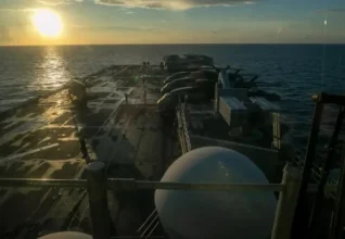 Iran oo gantaal ku dhufatay markab marayay Hormuz, 8 askari oo Maraykan ah oo dhaawacmay