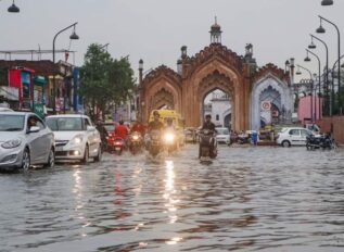 Roobabab iyo fatahaado ka dhacay waqooyiga Hindiya oo dilay ugu yaraan 62 qof
